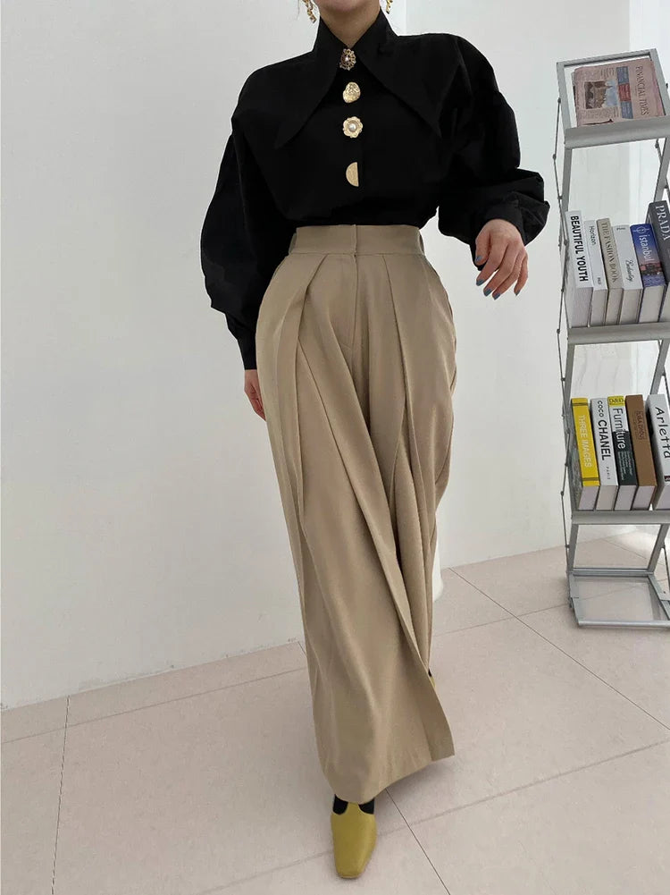 Callista | Statement Blouse met Gouden Knopen & Oversized Kraag